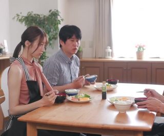 Hiếp con dâu phê cặc